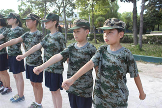 厦门暑假孩子军训夏令营活动-厦门小精英军训夏令营,报名有优惠!