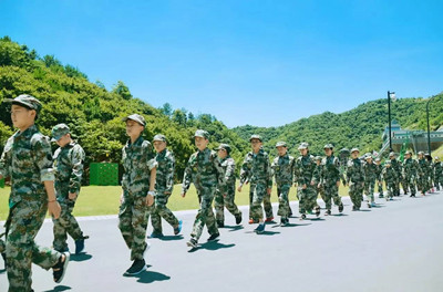 厦门青少年暑期特训营 厦门青少年军事特训营