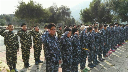 厦门青少年寒假冬令营报名 厦门青少年军事锻炼冬令营