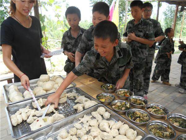 在营地，孩子吃住和洗澡等问题是怎么样的？